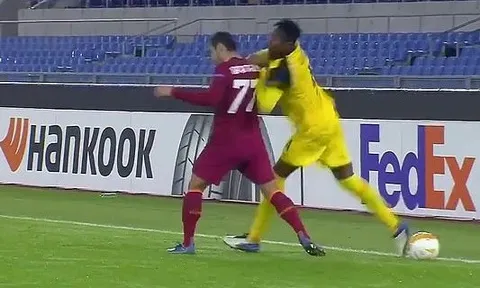 Cựu sao MU bị đấm thẳng mặt ở Europa League