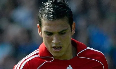 Cựu tiền vệ Liverpool đột quỵ ở tuổi 36