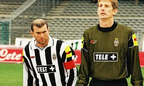 Van der Sar: 'Nếu được chọn lại, tôi sẽ không đến Juventus'