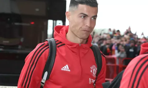 Ronaldo lĩnh tiền thưởng lớn trước khi đòi rời MU