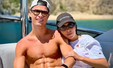 Ronaldo khoe body bên bạn gái, chờ gặp Erik ten Hag chốt MU