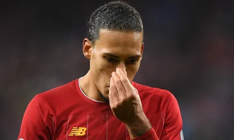 Van Dijk bị chỉ trích vì giữ chân chờ World Cup