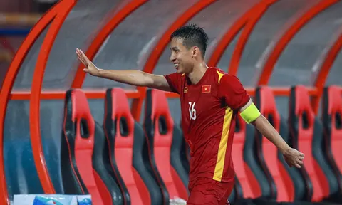 Hùng Dũng đón niềm vui trên khán đài sau chiến thắng của U23 Việt Nam
