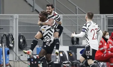 Đá 50 phút, Pogba khẳng định Bruno Fernandes còn thua mình một bậc