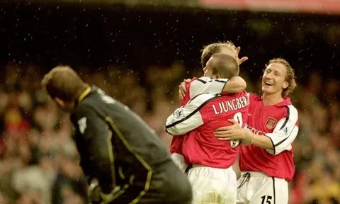 Đã từng có thời như thế, Bergkamp - Henry giúp Arsenal hủy diệt Man City 5-0