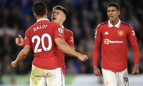 Dalot huých ngực Martinez cho thấy khác biệt của MU