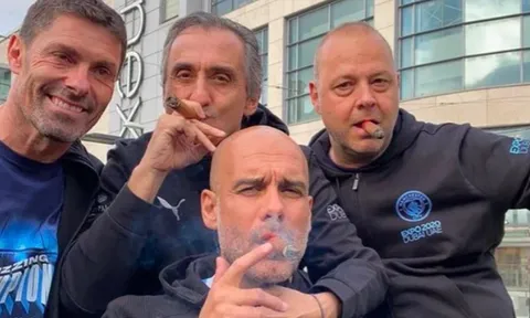 Man City ăn mừng vô địch, Pep ngạo nghễ hút xì gà