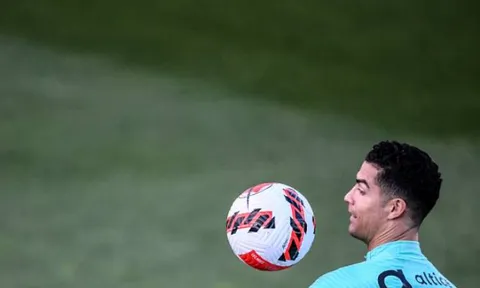 Đang hứng "sao quả tạ", Ronaldo vẫn tự tin phô diễn kỹ năng