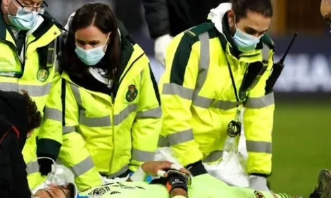 Đáng sợ! Va chạm với Coady, Rui Patricio bất tỉnh trên sân