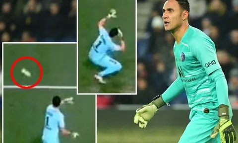 Đang yên đang lành, "người nhện" của PSG bất ngờ bị "ám sát", đổ gục xuống sân