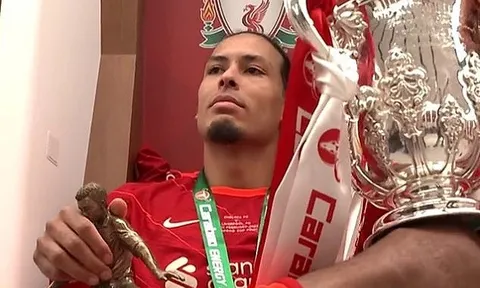 Đánh bại Kepa, Van Dijk ăn mừng ngạo nghễ bên 2 danh hiệu lớn