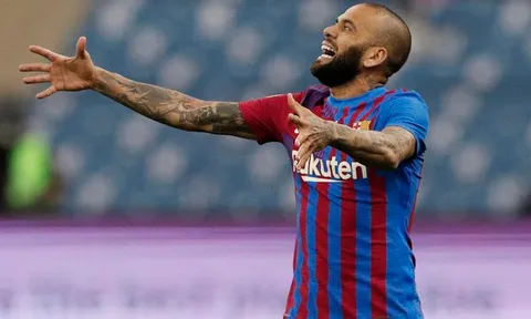 Dani Alves đi vào lịch sử El Clasico