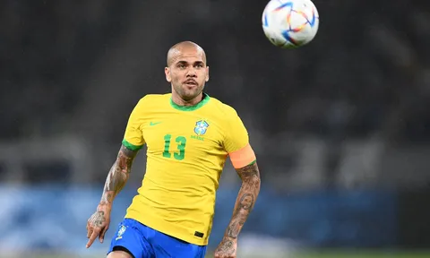 CHÍNH THỨC: Dani Alves ra mắt bến đỗ mới