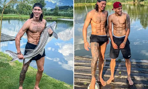 Darwin Nunez khoe body đẹp tựa 'Aquaman'