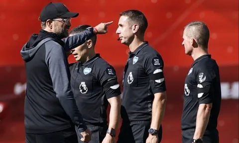 David Coote - Thảm họa trọng tài Premier League, kẻ thù chung của Chelsea và Liverpool