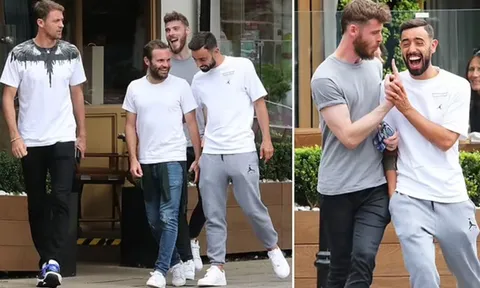 Dàn sao Man United tươi rói khi xuống phố