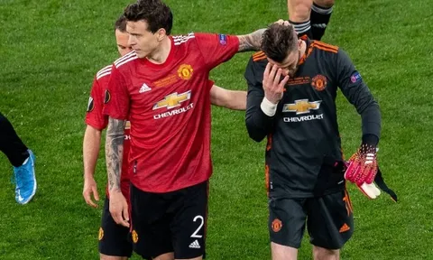 David De Gea lại được "đàn anh" bảo vệ