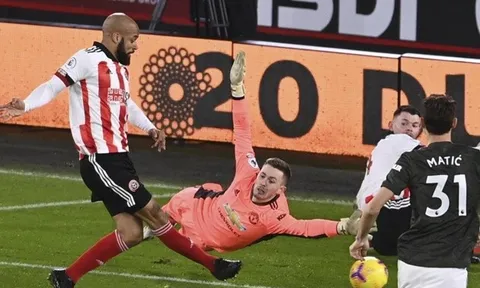 Dự bị và nhìn Henderson phạm sai lầm, De Gea phản ứng gây hoang mang