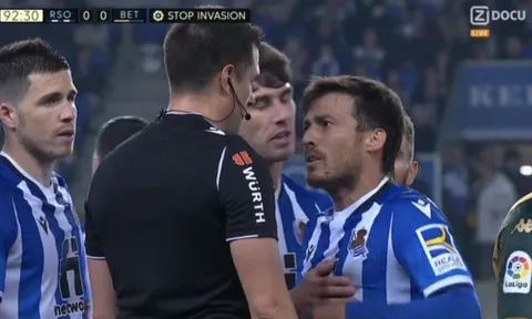David Silva nhận thẻ đỏ đầu tiên sau 700 trận