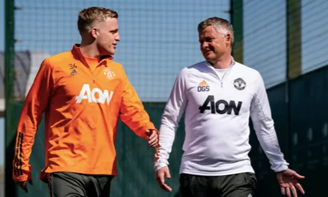 De Beek "thủ thỉ" với Solskjaer, 2 sao trẻ có mặt trên sân tập M.U