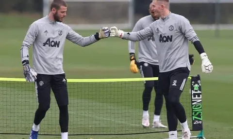 De Gea so găng với Henderson, dàn sao Quỷ đỏ cười tít mắt