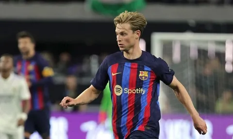 SỐC! De Jong bị sỉ nhục khi đến tập luyện với Barca