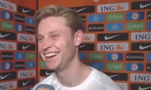 De Jong bật cười khi được hỏi về việc gia nhập Man United