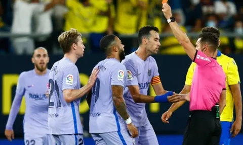 De Jong bị đuổi khỏi sân, Barca sa lầy vào khủng hoảng