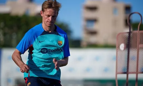 De Jong hội quân cùng Barca trước tương lai bất định