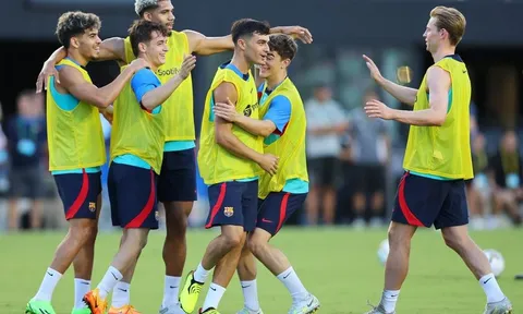 De Jong phản ứng không ngờ trong chuyến du đấu của Barcelona