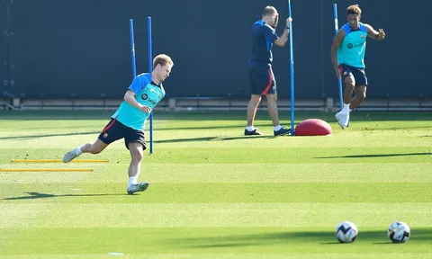 De Jong thích bình luận công kích Barca