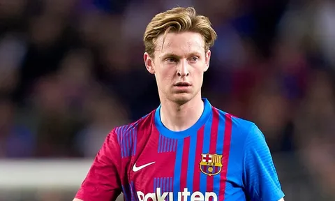 De Jong và đại diện nổi giận với Barca