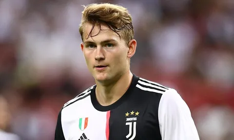 De Ligt và 4 trung vệ đang ở gần Old Trafford nhất