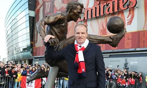 Dennis Bergkamp cập nhật về thương vụ 1,8 tỷ bảng của Arsenal