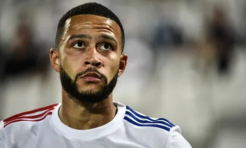 Depay bất ngờ bị đẩy lên ghế dự bị ở Lyon