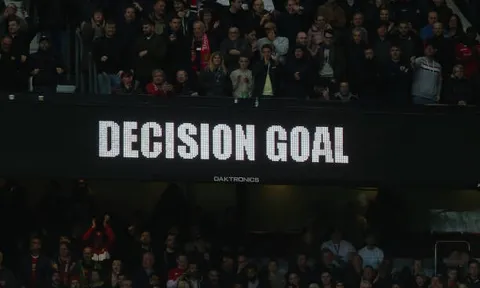 Đi ngược nguyên tắc, VAR tại Premier League đang biến trọng tài thành 'trò hề'