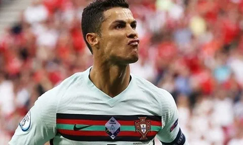 Đi vào lịch sử, Ronaldo nói luôn 1 lời