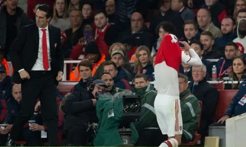 Điên rồ! Sao Arsenal công khai đòi "tống cổ" Emery và Xhaka