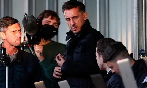 Có một Gary Neville tàn nhẫn ở Salford