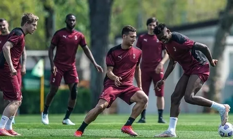 Diogo Dalot nở "nụ cười thiên thần" trước đại chiến vì Champions League