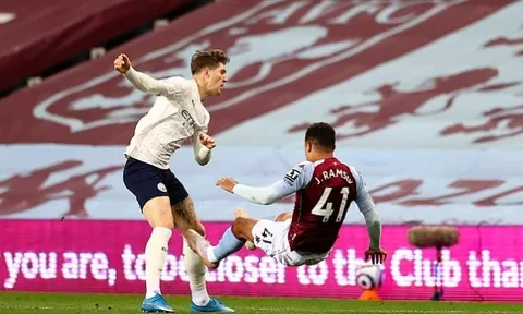 "Đó là lý do John Stones xứng đáng bị đuổi khỏi sân..."