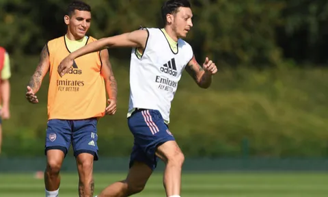 "Đó là sự ngu ngốc đến từ Mesut Ozil và cả Arsenal"