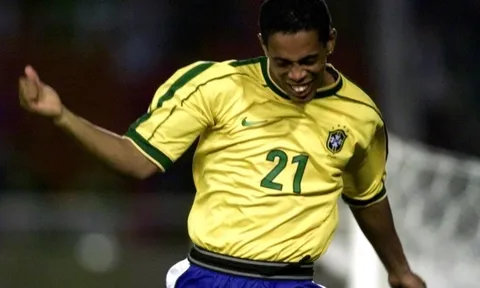 Đội hình khiến mọi đối thủ khiếp sợ của Brazil ngày Ronaldinho ra mắt