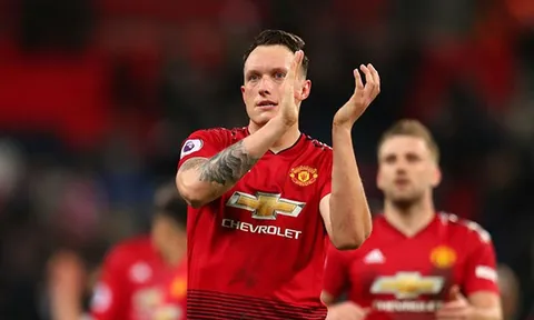 Đón Varane, Man Utd sẽ đẩy tàn dư của Sir Alex khỏi OTF?
