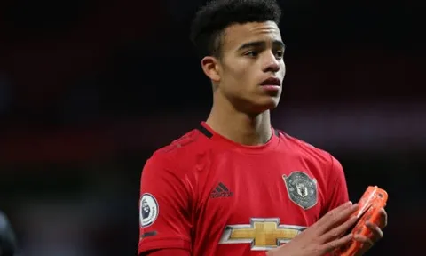 Vừa hết trận, Martial lập tức tiến đến làm 1 điều với Greenwood