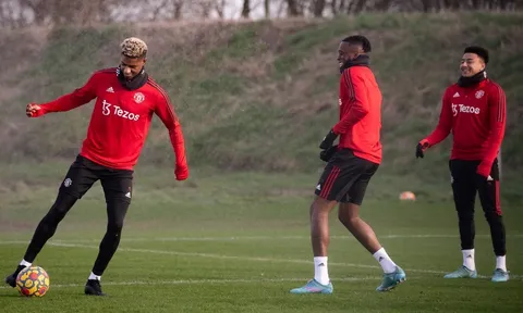 Đồng đội cười lớn khi Rashford biểu diễn kỹ thuật