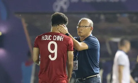Đồng đội "hết hồn" vì khả năng gánh đội của Tiến Linh