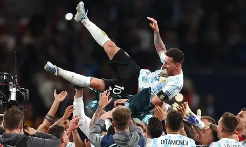 Đồng đội ném Messi lên không trung