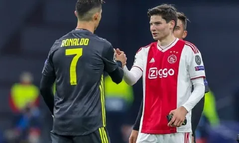 Đồng ý bán Van de Beek, Ajax giữ chặt sao trẻ từng vật ngã Ronaldo