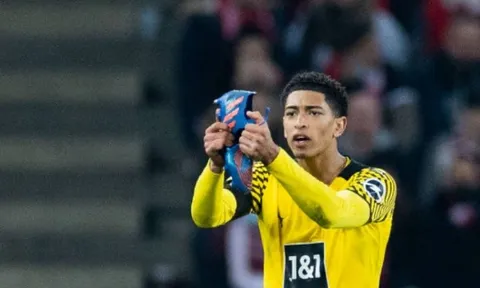Dortmund hụt hơi bị Bayern bỏ xa, Bellingham bị giẫm rách giày